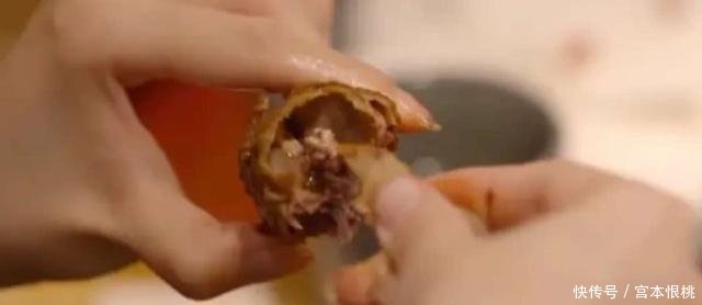 张靓颖教谢霆锋吃兔头方法,对方却一脸嫌弃,真