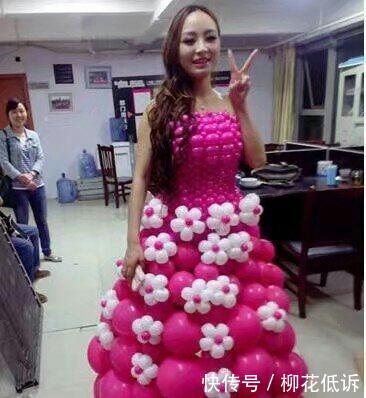 妹子,你穿气球衣服真的好吗,也不怕别人给你扎
