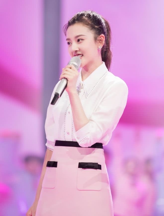 湖南卫视《五四青年晚会》谁更惊艳?杨紫甜美