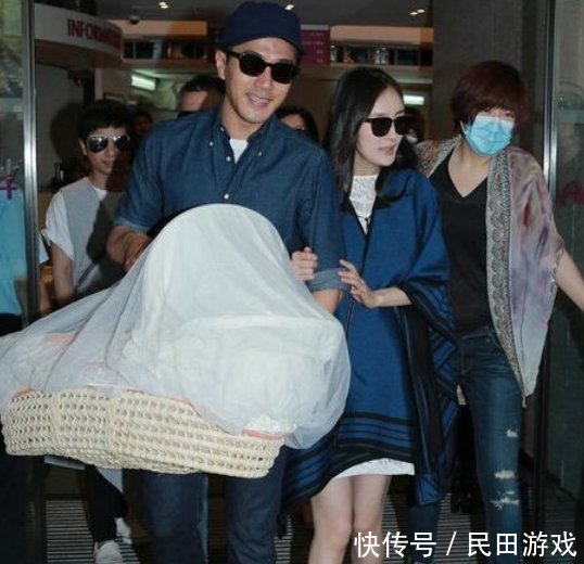 女明星生完孩子出院时,baby走秀杨幂光腿,而她