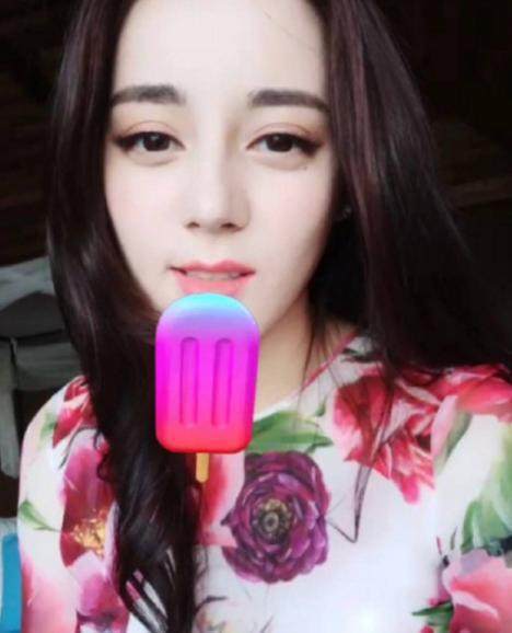 迪丽热巴生日,热巴直播关掉了美颜,开心的和爱