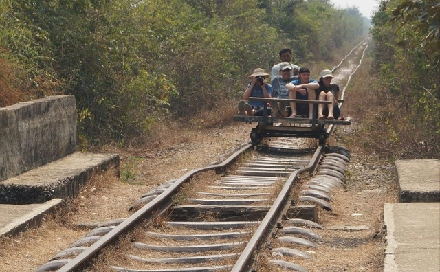 世上独一无二的竹火车就在柬埔寨,司机用根竹竿撑着前进,坐一次