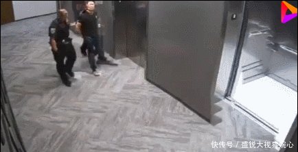 刘强东被警方带走视频曝光 脚上还穿着拖鞋