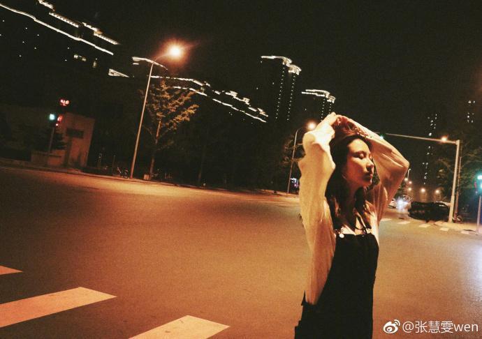 张慧雯真的太美啦！夜色下的她，走过无人的街头！网友：想去陪她