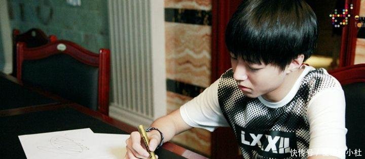 小时候的王俊凯经常跟在婆婆屁股后面一起去买