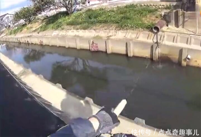 排水沟的水看着不太好，男子坚持垂钓，钓到条这样的鲤鱼