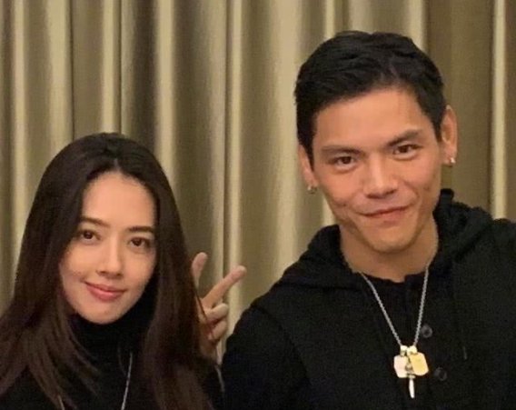 向佐神似迈克尔郭碧婷嘟嘴2次索吻,旁边的彭昱