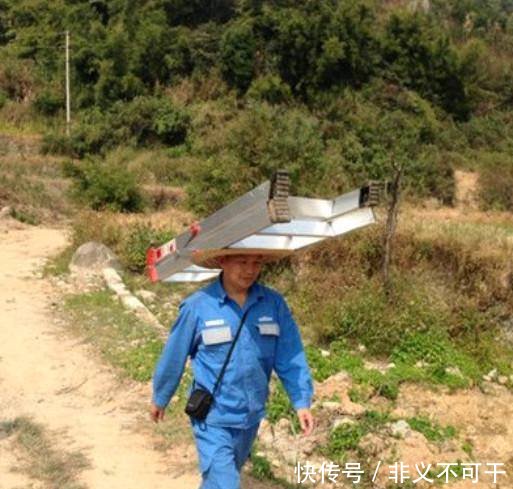 搞笑图片幽默段子笑话狗狗你帮主人打扫卫生呢