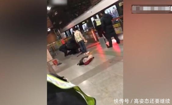 翻越上海地铁安全门,女乘客遭拦腰夹死,惨死缝