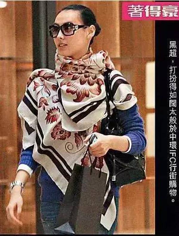 梁洛施12岁逃学吸烟,21岁成未婚妈妈,23岁坐拥上亿身家,狗血剧都不如她人生的一半精彩!