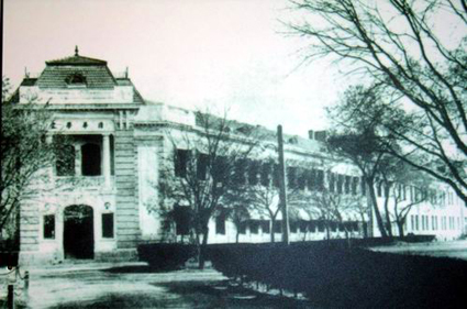 大学的旧称,1911年建立"清华学堂",后更名为"清华学校"(留美预备学校)