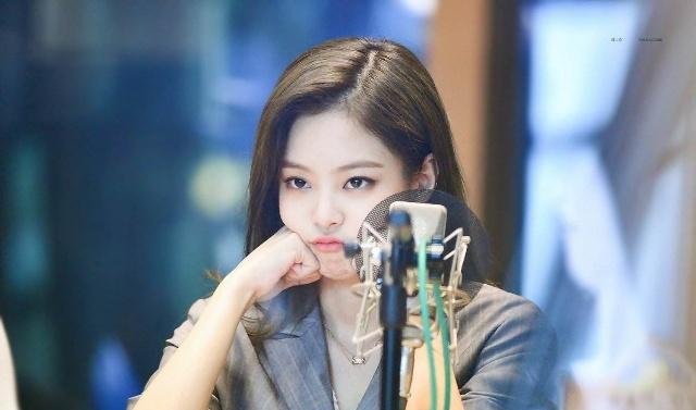 韩国两家娱乐公司的亲女儿有何待遇金智妮的