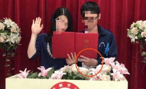 浙江温州男子戴手铐领结婚证一幕