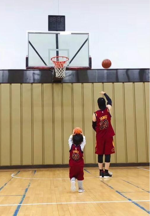 杨颖罕见晒小海绵照片,母子俩的大长腿吸睛,网