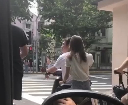 王思聪骑电动车载女友,得知电动车价格后,网友:贫穷限制了想象 吉祥坊注册