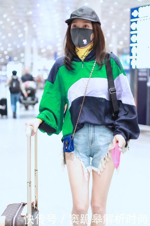 秦岚卫衣搭的配格子大衣,裙摆黑白条纹成亮点