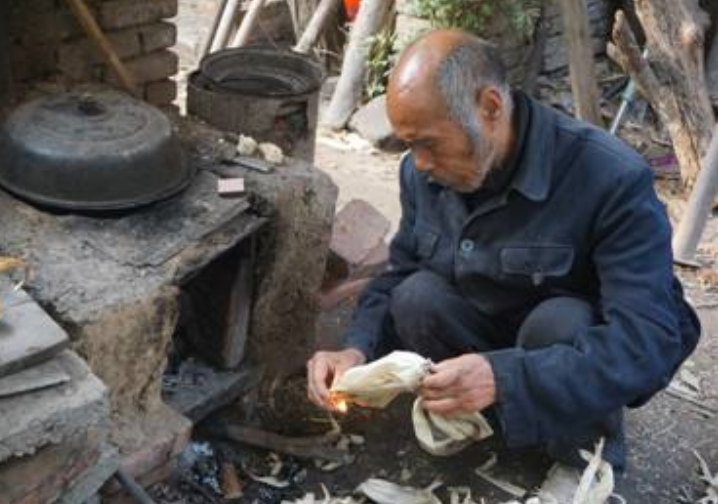 乞丐在街头捡到一袋钱,回家看到上面的三个字
