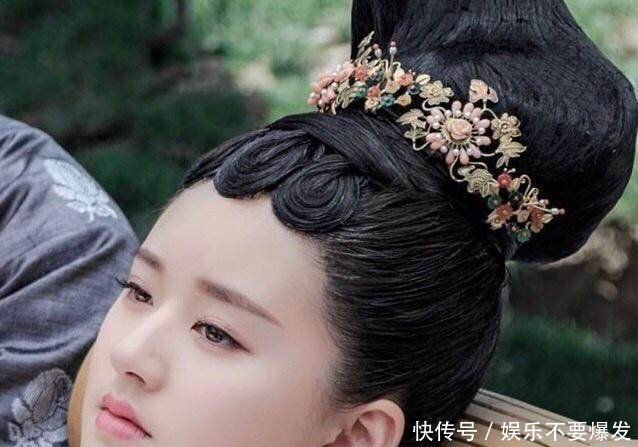 情报局赵露思《凤求凰》中短发杀青,这羊毛跟中分发型卷男戏份图片