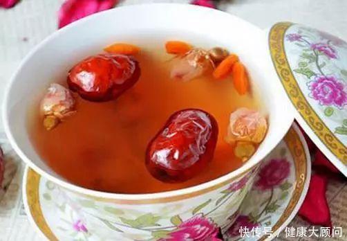 医生劝告:早晨空腹时,再饿也别碰这2种食物,太