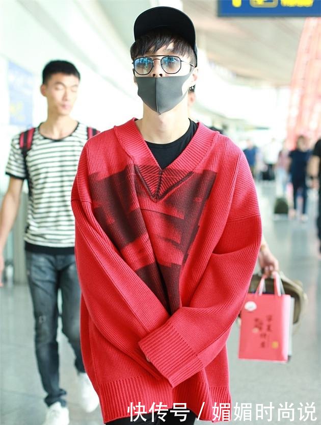 圣诞节秒入戏 李宇春杨幂都穿了些什么红在身