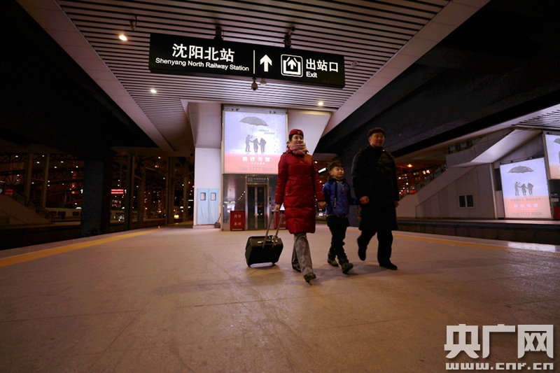 铁路夫妻坚守:换旅客的阖家团圆