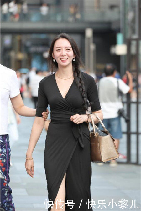 街拍:性感可爱紧身打底裤女人,展现出优美的曲线 新太阳城线上棋牌