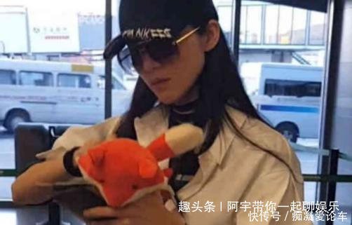 韩雪机场遭遇男粉丝求婚,当场霸气回应回家洗