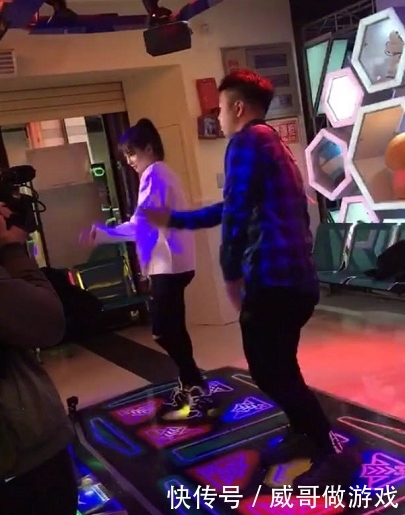 杜海涛沈梦辰甜蜜约会, 玩跳舞机夹娃娃, 贴心守