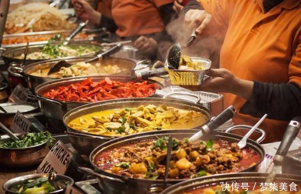 一女子吃自助餐,行为遭服务员一脸嫌弃,旁人:素