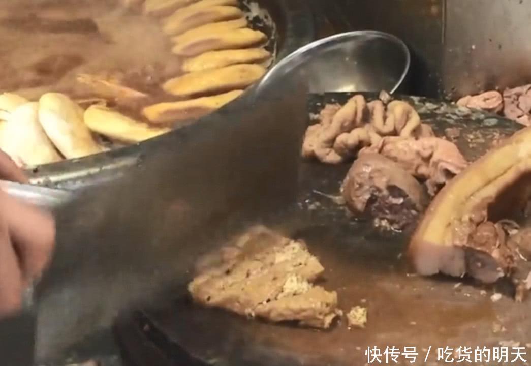 北京一碗地道卤煮火烧28元,直接剁块不讲刀工