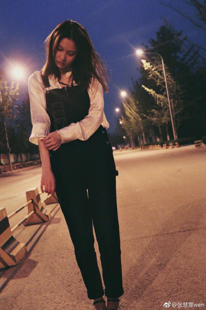 张慧雯真的太美啦！夜色下的她，走过无人的街头！网友：想去陪她