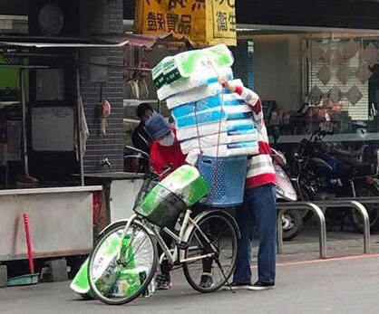 台湾陷\"卫生纸之乱\"民众疯抢似丧尸 蔡当局连民生必需品都守