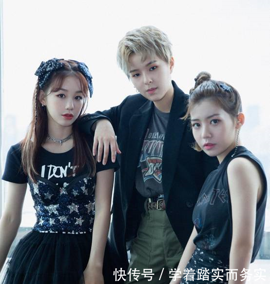 杨超越穿西装获网友好评,网友这次服装有进步