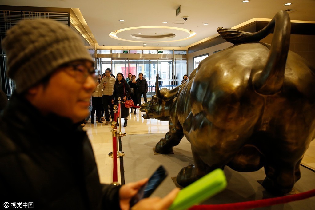 北京证监会对面金融街连夜搬来大金牛