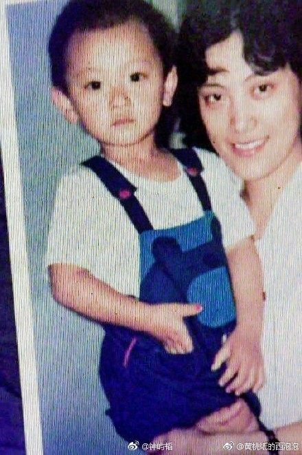 黄子韬幼儿园合影曝光,小平头脸型五官没变,这