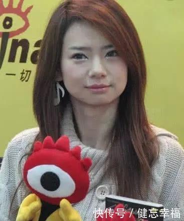 无意中看到戚薇早年的照片,和现在对比一下,变