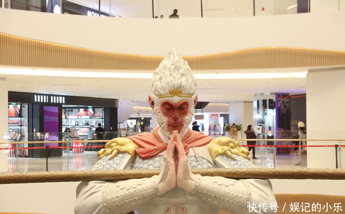 西安商场图集孙悟空雕塑,引人停足观看!