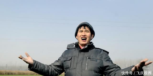 朱之文青岛参加展销会,蓝色唐装搭红围巾,派头