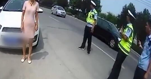 最狠女司机被封违章女王三年不交罚款,交警逮