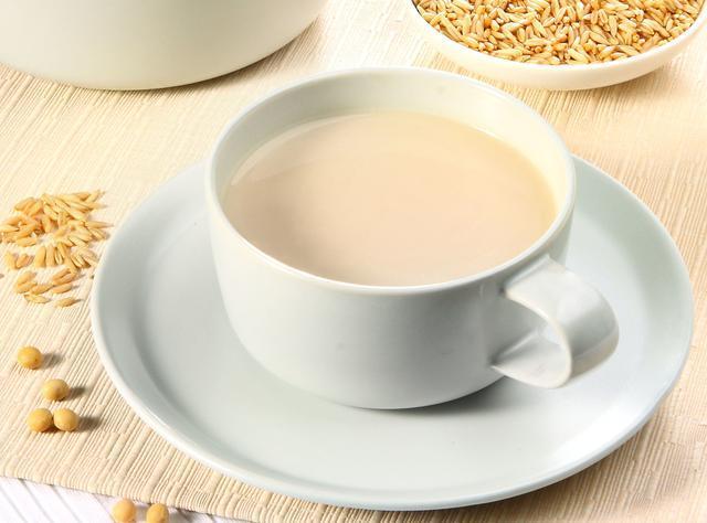 她们的肌肤为何白嫩有弹性?不需要高档护肤品