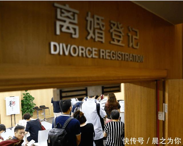 我坐月子婆婆要老公跟我分房, 半夜老公溜进来, 我摸他脸后离婚了