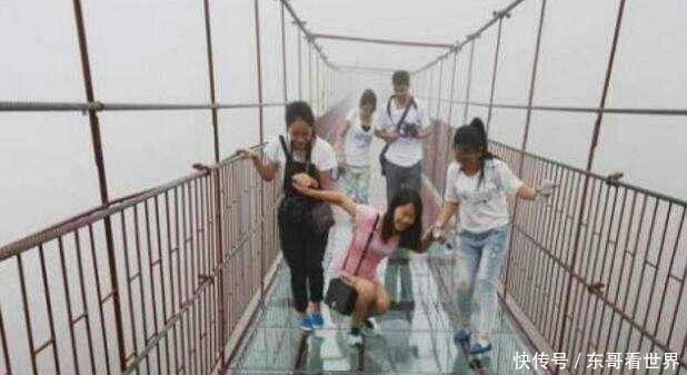 恐高还去挑战玻璃桥？ 游客们真是姿态百出！最后这位已经求饶了!