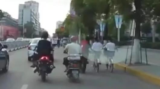 两男在马路上骑摩托车当众摸女孩臀部,连警察