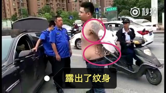 壮汉司机脱衣露纹身恐吓执法人员，民警到现场后他上演秒怂表情秀