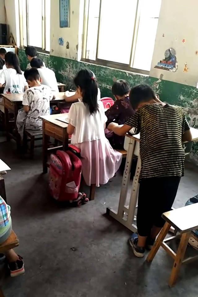 最a小学小学生火了,抄袭考试明目张胆,被老师黑板小学多长图片