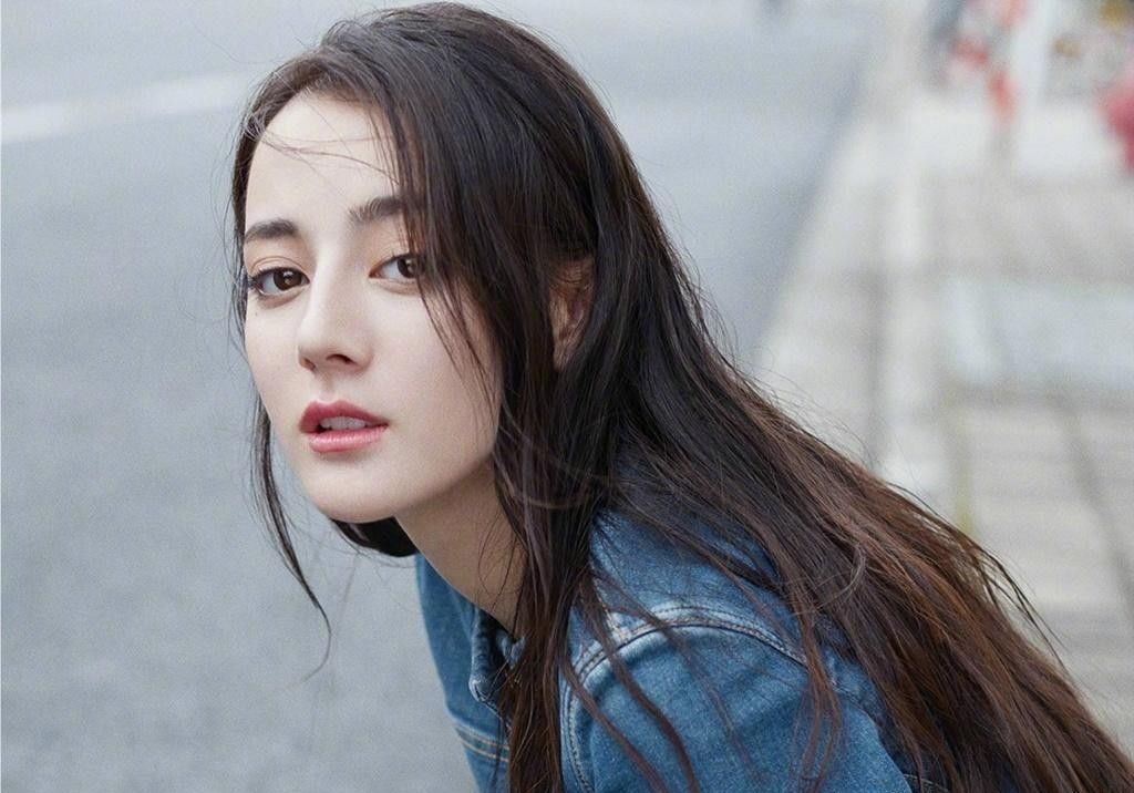 迪丽热巴最新嘟嘴卖萌照,手捧甜甜圈 贴纸可