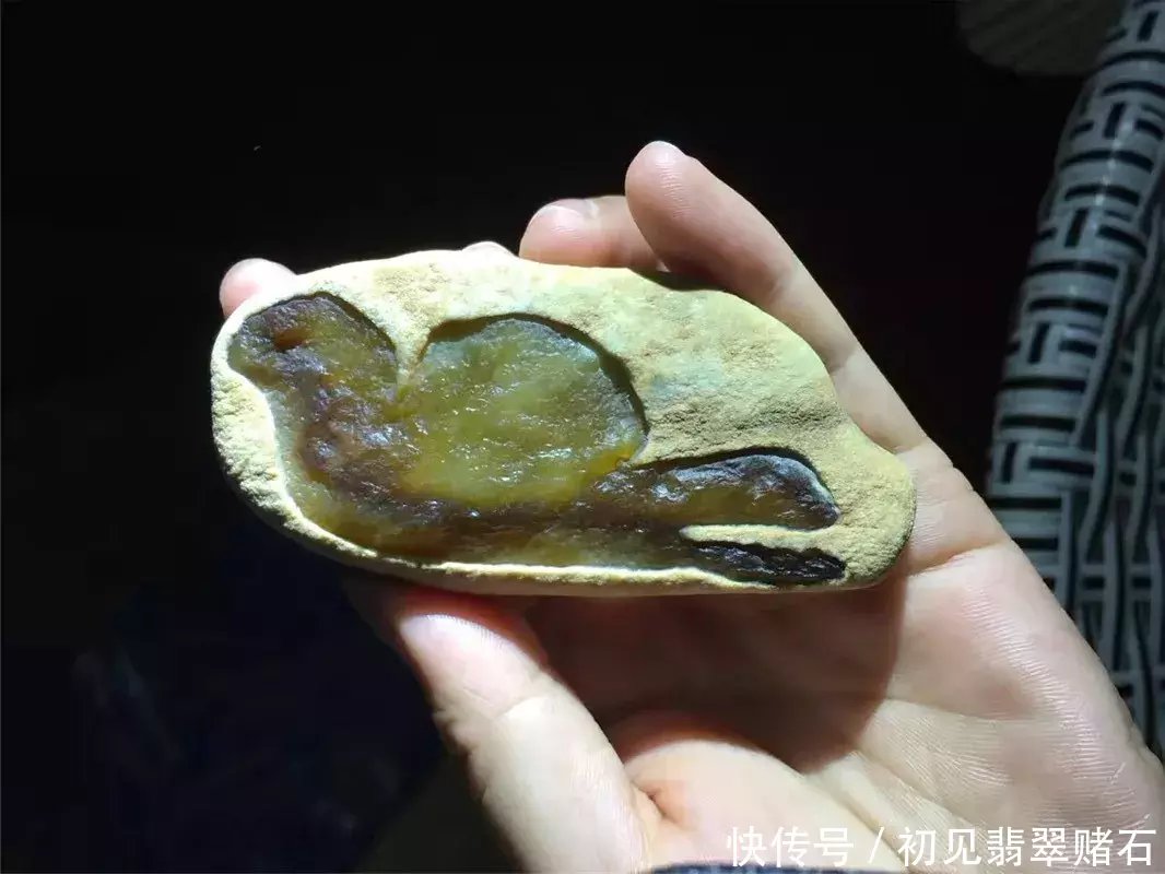 闲来无事夜市溜达淘的一块黄翡原石,整体雕刻极致之美! 白金会娱乐