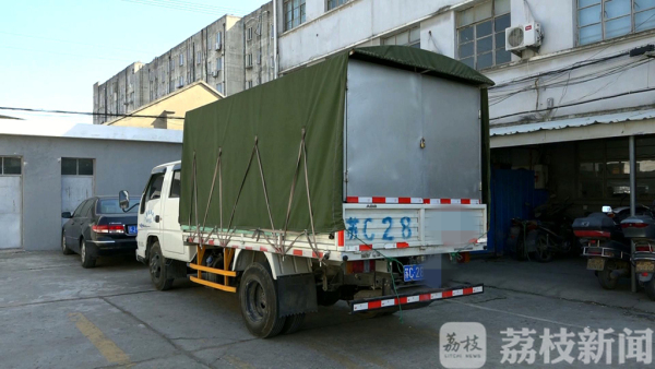 射阳:小货车违法闯禁区 无证司机掏出假证应付