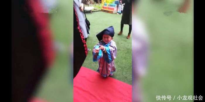 幼儿园开学小朋友大哭抬头问天: 为什么要上学