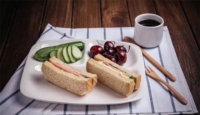 大家发现没,日本街头没有卖早餐的!